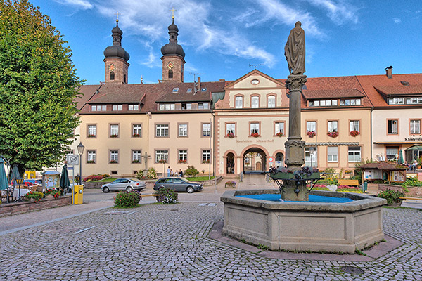 Bertoldsplatz vor dem Klosterhof in St. Peter
